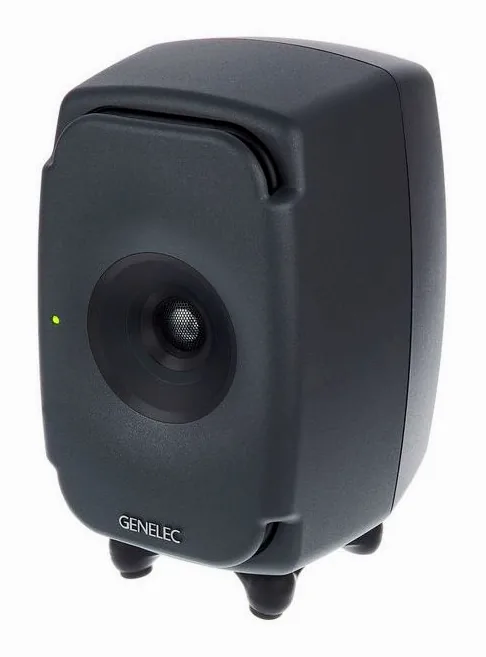 Genelec 8331 AP visto di fronte, su fondo chiaro