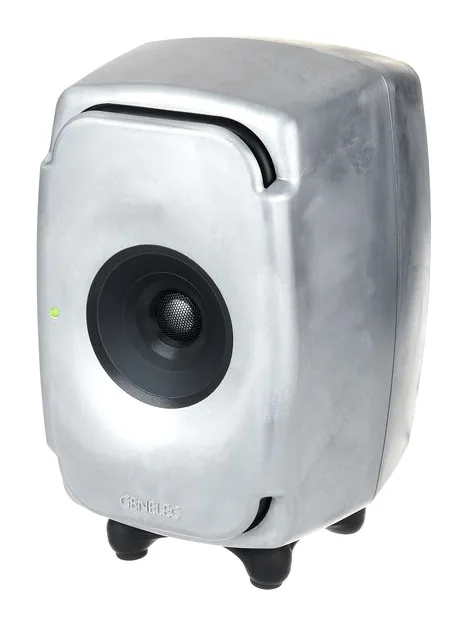 Genelec 8331 RAW visto di fronte, su fondo chiaro