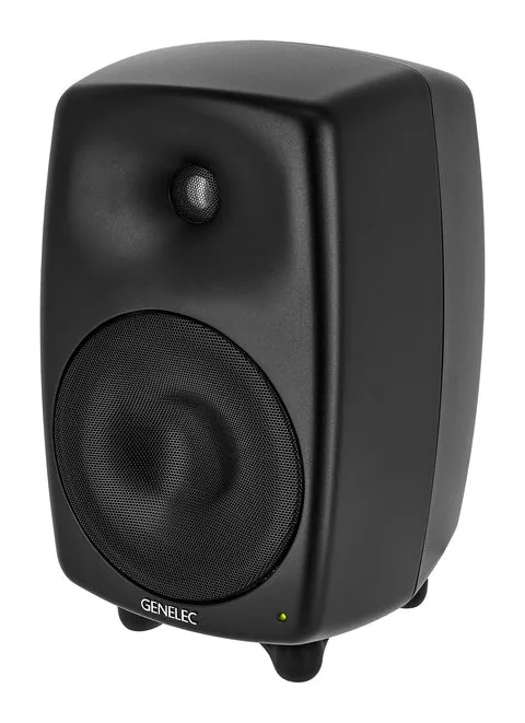 Genelec 8350 AMM visto di fronte, su fondo chiaro