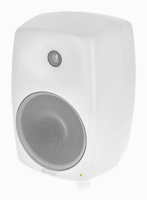 Genelec 8350 AWM visto di fronte, su fondo chiaro